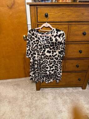 Meri Skye V-Neck Short Sleeve Leopard Print Tunic Top